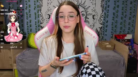 Snapshot of sweet_frosty chatting on January 13, 3:23 am Alice online show from January 13, 3:23 am