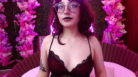 Roxanee online show from December 19, 1:25 pm