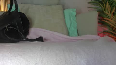 Snapshot of sweet_skiinny chatting on October 28, 12:44 pm Adeline online show from October 28, 12:44 pm