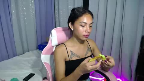 Snapshot of sweet_trishaxx chatting on February 13, 7:24 am Trisha online show from February 13, 7:24 am