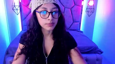 Snapshot of sweet_venus4 chatting on December 13, 6:59 pm sweet_venus4 online show from December 13, 6:59 pm