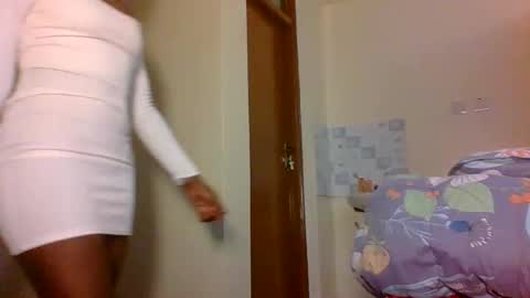 Snapshot of sweetass_02 chatting on October 29, 8:29 am bianca online show from October 29, 8:29 am