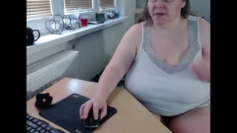 Snapshot of sweetboobs85h chatting on February 22, 9:45 am Sweetboobs85h online show from February 22, 9:45 am