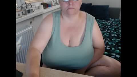 Snapshot of sweetboobs85h chatting on September 8, 5:56 pm Sweetboobs85h online show from September 8, 5:56 pm