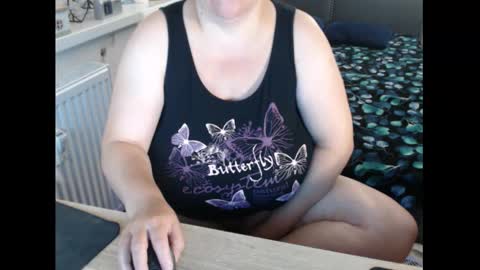 Snapshot of sweetboobs85h chatting on September 13, 7:55 pm Sweetboobs85h online show from September 13, 7:55 pm