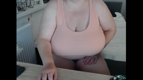 Snapshot of sweetboobs85h chatting on October 3, 7:08 pm Sweetboobs85h online show from October 3, 7:08 pm