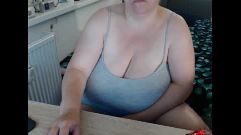Snapshot of sweetboobs85h chatting on September 10, 7:14 pm Sweetboobs85h online show from September 10, 7:14 pm