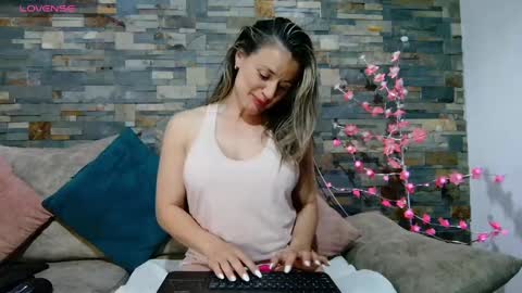 Snapshot of sweetfantasyy69 chatting on January 15, 10:24 pm sweef online show from January 15, 10:24 pm