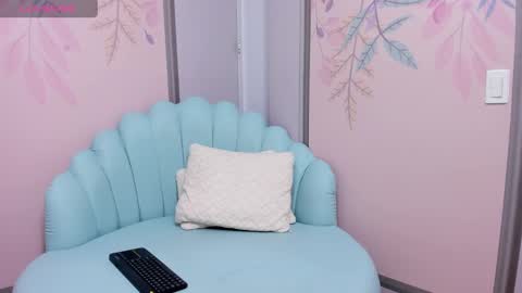 Snapshot of sweetgirl4u_ chatting on February 13, 10:12 am MIA online show from February 13, 10:12 am