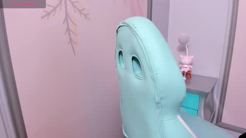 Snapshot of sweetgirl4u_ chatting on February 12, 10:14 am MIA online show from February 12, 10:14 am