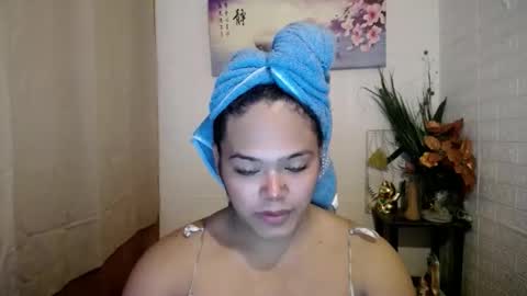 Snapshot of sweethot_bella chatting on September 14, 12:19 am Bella online show from September 14, 12:19 am