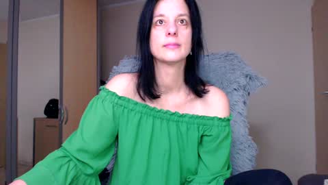 Snapshot of sweetlonglips_ chatting on December 5, 9:06 am JenJenny online show from December 5, 9:06 am