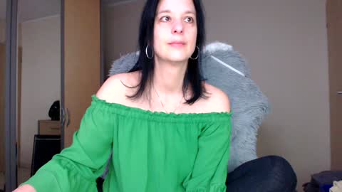 Snapshot of sweetlonglips_ chatting on January 5, 9:59 am JenJenny online show from January 5, 9:59 am