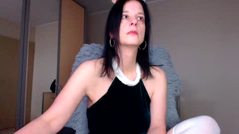 Snapshot of sweetlonglips_ chatting on December 18, 9:36 am JenJenny online show from December 18, 9:36 am
