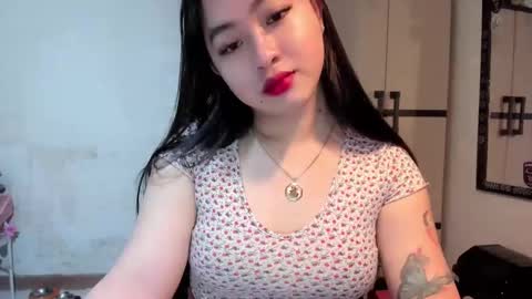 Snapshot of sweetlovepinay04 chatting on January 5, 11:55 pm Zoe online show from January 5, 11:55 pm