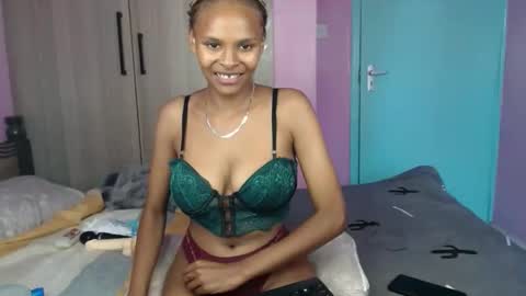 Diva online show from April 24, 12:30 pm