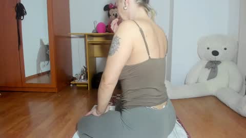 Snapshot of sweetpussymilf02 chatting on December 21, 7:56 am Anne online show from December 21, 7:56 am