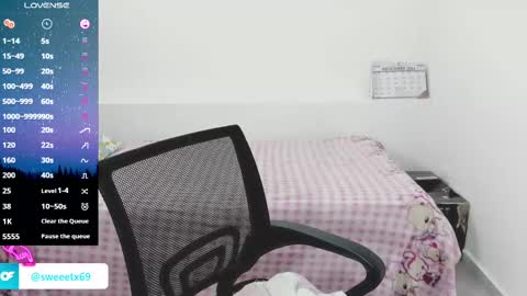 Snapshot of sweetsquirtx23 chatting on December 30, 4:29 pm lili online show from December 30, 4:29 pm
