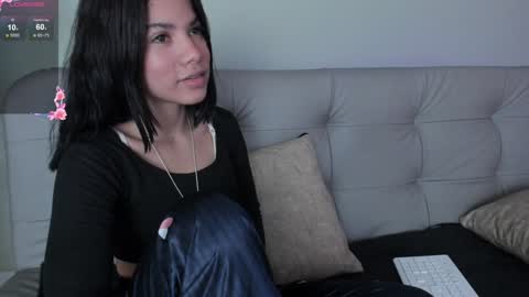 Snapshot of sweett_petite chatting on December 14, 4:30 pm online show from December 14, 4:30 pm