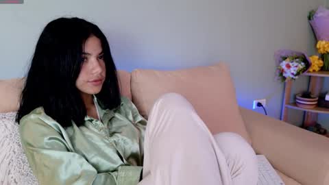 Snapshot of sweett_petite chatting on March 6, 5:00 pm online show from March 6, 5:00 pm