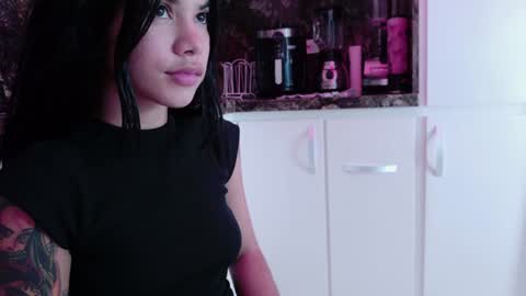 Snapshot of sweett_petite chatting on January 29, 10:53 pm online show from January 29, 10:53 pm