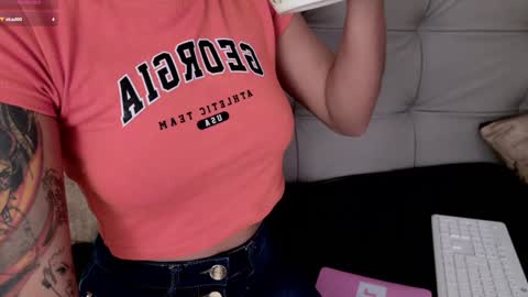 Snapshot of sweett_petite chatting on February 3, 4:10 pm online show from February 3, 4:10 pm