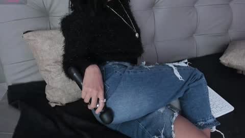 Snapshot of sweett_petite chatting on December 7, 4:25 pm online show from December 7, 4:25 pm