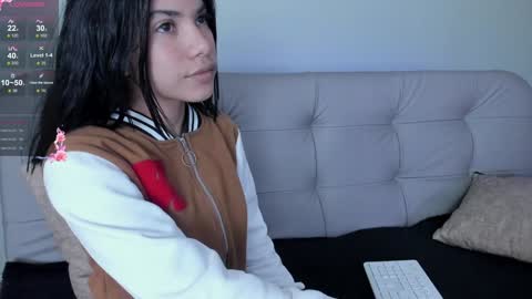 Snapshot of sweett_petite chatting on December 17, 5:04 pm online show from December 17, 5:04 pm