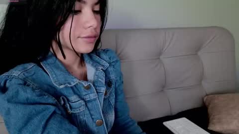 Snapshot of sweett_petite chatting on February 16, 4:32 pm online show from February 16, 4:32 pm
