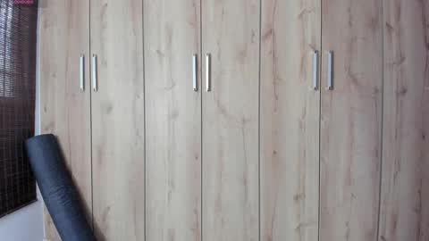 Snapshot of sweett_petite chatting on January 4, 4:43 pm online show from January 4, 4:43 pm