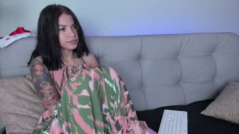 Snapshot of sweett_petite chatting on December 21, 4:57 pm online show from December 21, 4:57 pm