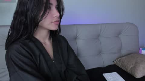 Snapshot of sweett_petite chatting on January 3, 4:37 pm online show from January 3, 4:37 pm