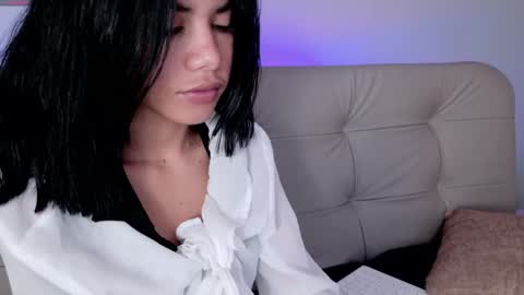 Snapshot of sweett_petite chatting on February 25, 4:25 pm online show from February 25, 4:25 pm