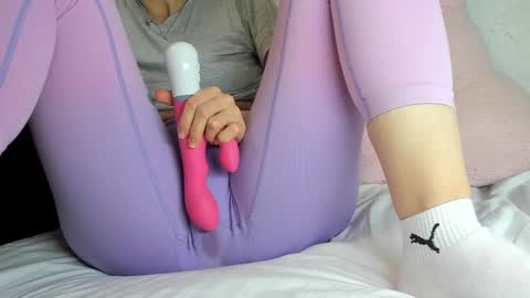 Snapshot of sweety_cum chatting on December 22, 7:10 pm Mia online show from December 22, 7:10 pm