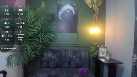 Snapshot of sweety_smilee chatting on October 24, 8:27 pm Emma online show from October 24, 8:27 pm