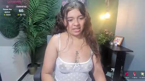 Snapshot of sweety_smilee chatting on October 21, 8:35 pm Emma online show from October 21, 8:35 pm