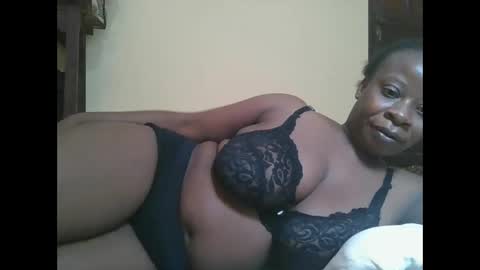 Snapshot of sweetyass25 chatting on October 6, 6:19 am sweetyass25 online show from October 6, 6:19 am