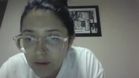 sweetyypeach online show from December 6, 3:52 am