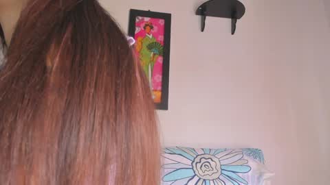 Snapshot of swtt_lilly chatting on December 19, 8:02 pm Lilly online show from December 19, 8:02 pm