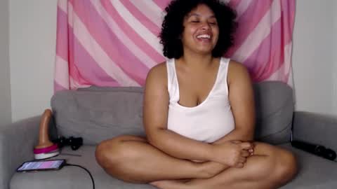 Snapshot of tasteekitty chatting on December 3, 6:35 am Tastee Kitty online show from December 3, 6:35 am