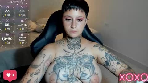 Snapshot of tatoo_girl chatting on October 25, 9:43 pm jess online show from October 25, 9:43 pm