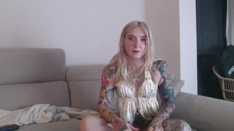 Snapshot of tattoobbgirl chatting on October 17, 6:55 pm tattoobbgirl online show from October 17, 6:55 pm