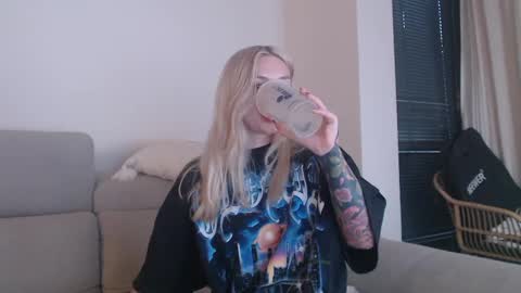 Snapshot of tattoobbgirl chatting on October 24, 5:31 pm tattoobbgirl online show from October 24, 5:31 pm