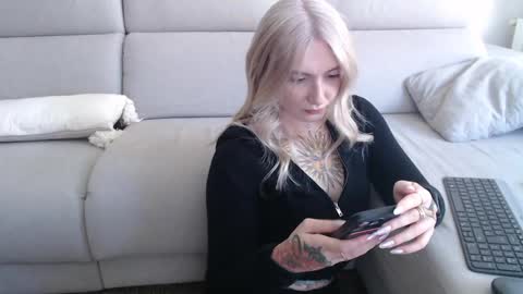 Snapshot of tattoobbgirl chatting on September 23, 12:25 pm tattoobbgirl online show from September 23, 12:25 pm