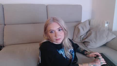 Snapshot of tattoobbgirl chatting on September 27, 7:21 pm tattoobbgirl online show from September 27, 7:21 pm