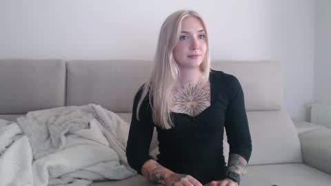 Snapshot of tattoobbgirl chatting on September 30, 1:28 pm tattoobbgirl online show from September 30, 1:28 pm