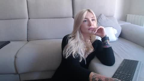 Snapshot of tattoobbgirl chatting on September 22, 11:08 am tattoobbgirl online show from September 22, 11:08 am