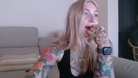 Snapshot of tattoobbgirl chatting on October 16, 6:54 pm tattoobbgirl online show from October 16, 6:54 pm