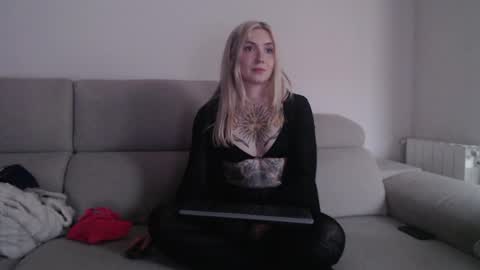 Snapshot of tattoobbgirl chatting on October 29, 4:53 pm tattoobbgirl online show from October 29, 4:53 pm