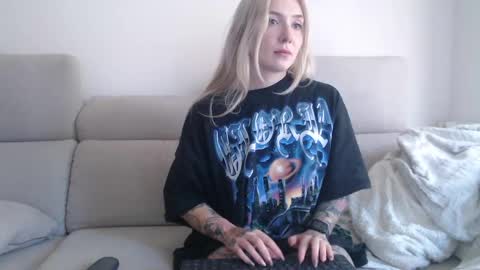Snapshot of tattoobbgirl chatting on October 10, 3:17 pm tattoobbgirl online show from October 10, 3:17 pm